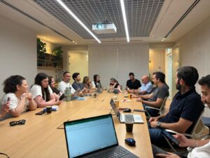 כיצד ייעוץ עסקי מסייע בקבלת החלטות מורכבות בחברות גדולות?